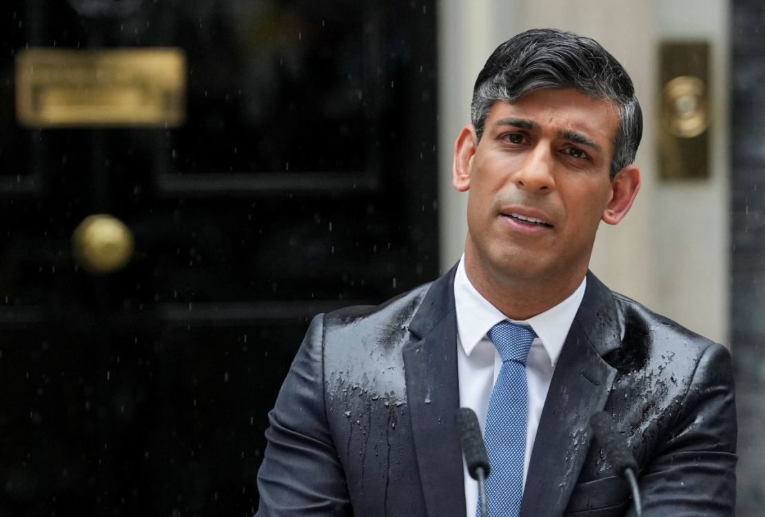 El primer ministro del Reino Unido, Rishi Sunak, pronuncia un discurso en el que convoca elecciones generales, ante el número 10 de Downing Street, en Londres, el 22 de mayo. Crédito: Maja Smiejkowska/Reuters