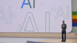 El director ejecutivo de Alphabet, Sundar Pichai, habla en un evento de Google I/O en Mountain View, California, el martes 14 de mayo de 2024. La compañía anunció una nueva función de descripción general de resultados de búsqueda con IA que ahora enfrenta críticas por algunos resultados falsos.