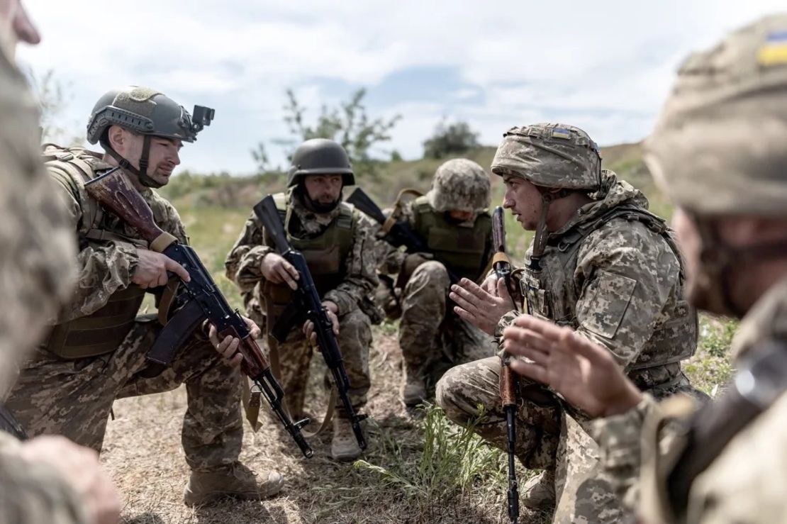 Soldados ucranianos escuchan instrucciones durante un entrenamiento en un lugar indeterminado en Donetsk Oblast, Ucrania, el 18 de mayo de 2024.