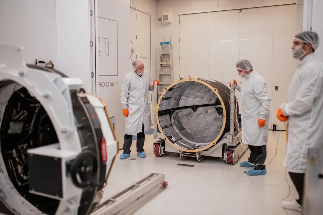 Los técnicos integran PREFIRE dentro del carenado de carga útil del cohete Rocket Lab Electron el miércoles en las instalaciones de la compañía en Nueva Zelandia. Laboratorio de cohetes