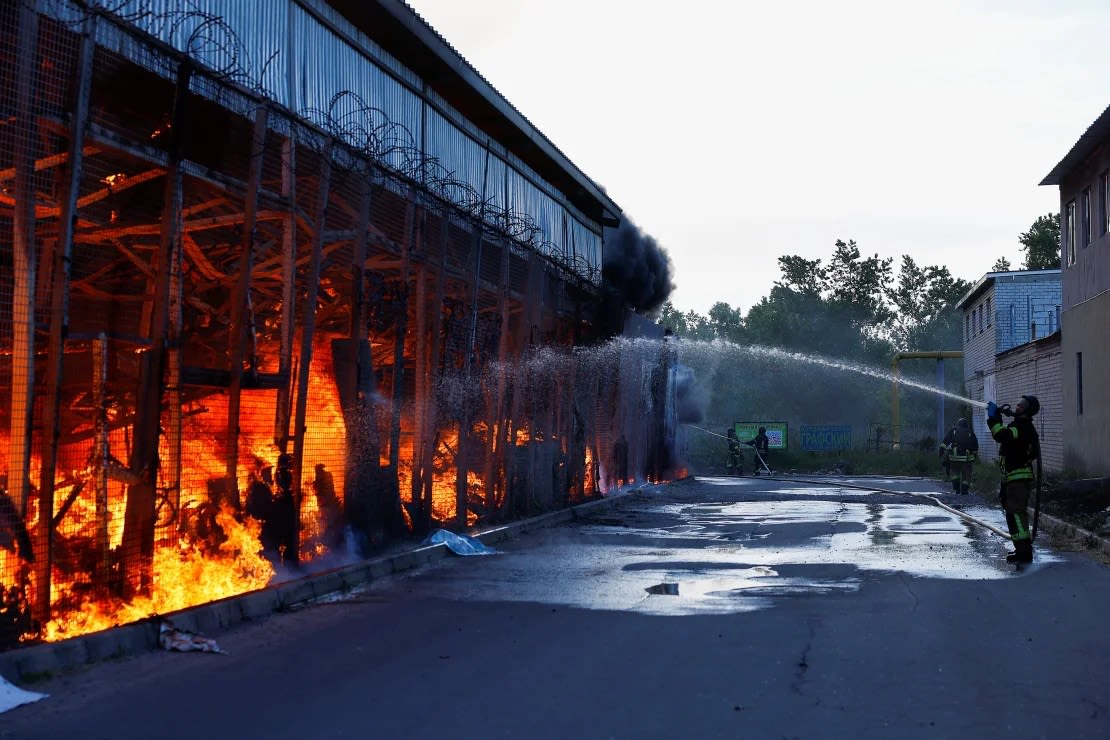 El fuego "devoró por completo" el edificio de 10.000 metros cuadrados, dijo el presidente de Ucrania, Volodymyr Zelensky.