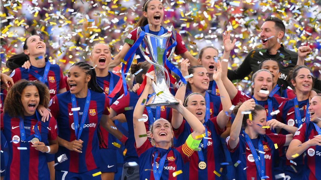 Alexia Putellas de FC Barcelona celebra con el trofeo