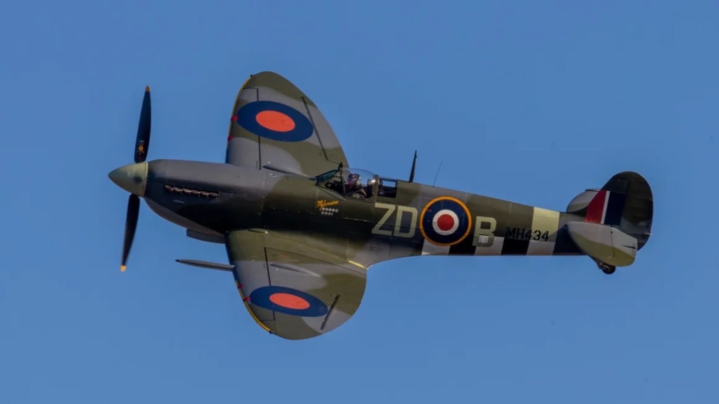 Un avión Spitfire vuela durante el espectáculo aéreo de la Guerra de Duxford Battle el 21 de septiembre de 2019, en Duxford, Inglaterra.