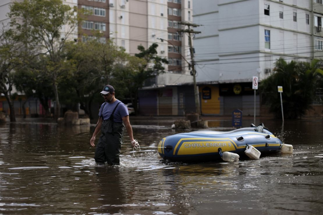 Felipe Faleiro utiliza un bote para transportar suministros en una calle inundada de Porto Alegre, Rio Grande do Sul, Brasil, el 26 de mayo de 2024. Crédito: ANSELMO CUNHA/AFP/Getty Images