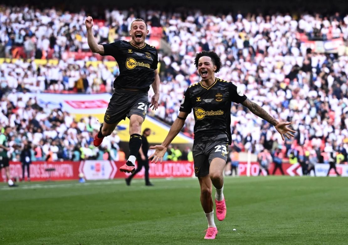 Samuel Edozie y Ryan Fraser, del Southampton, celebran su victoria en la final de repechaje de la Championship.