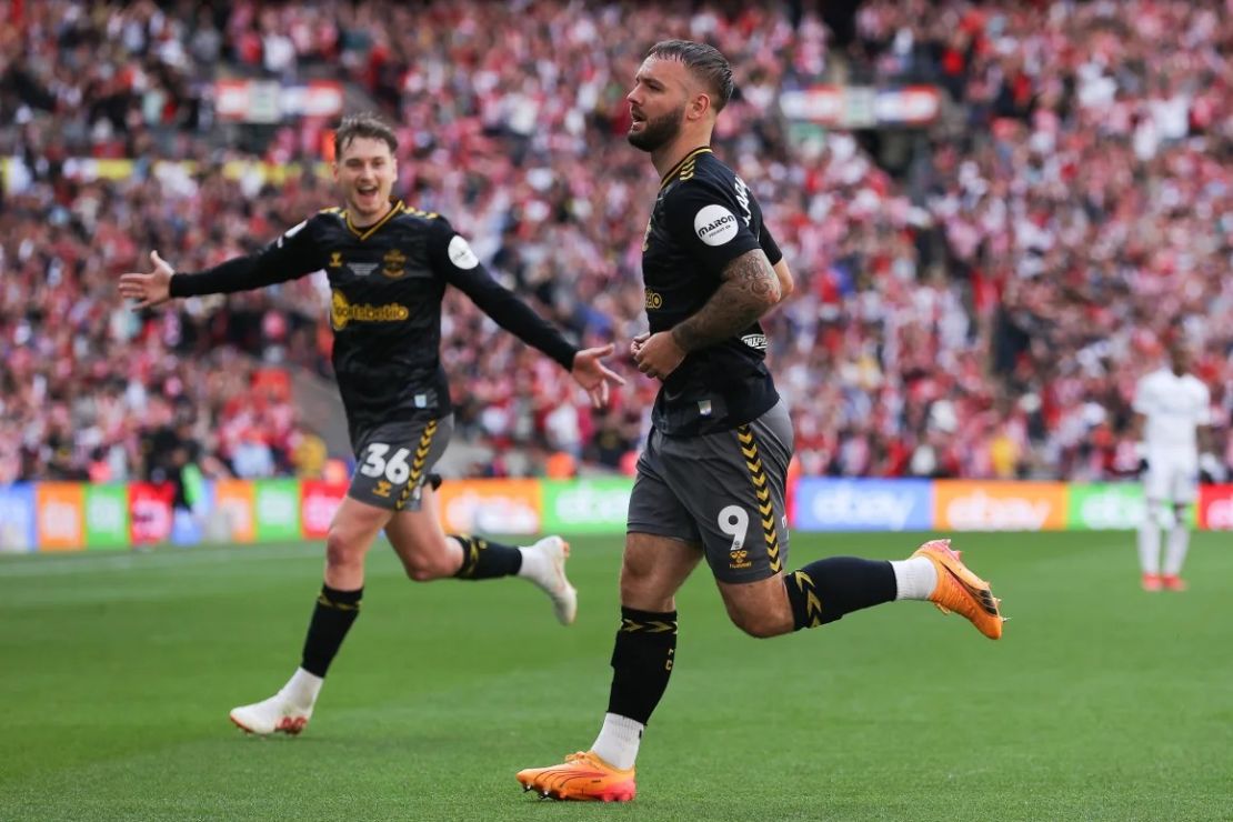 Adam Armstrong celebra tras marcar el primer gol de la final de eliminatorias de la Championship 2024 contra el Leeds.