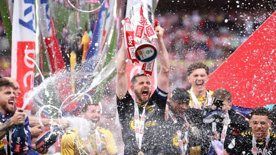 Jack Stephens levanta el trofeo tras ganar la final de las eliminatorias de la Championship contra el Leeds United.