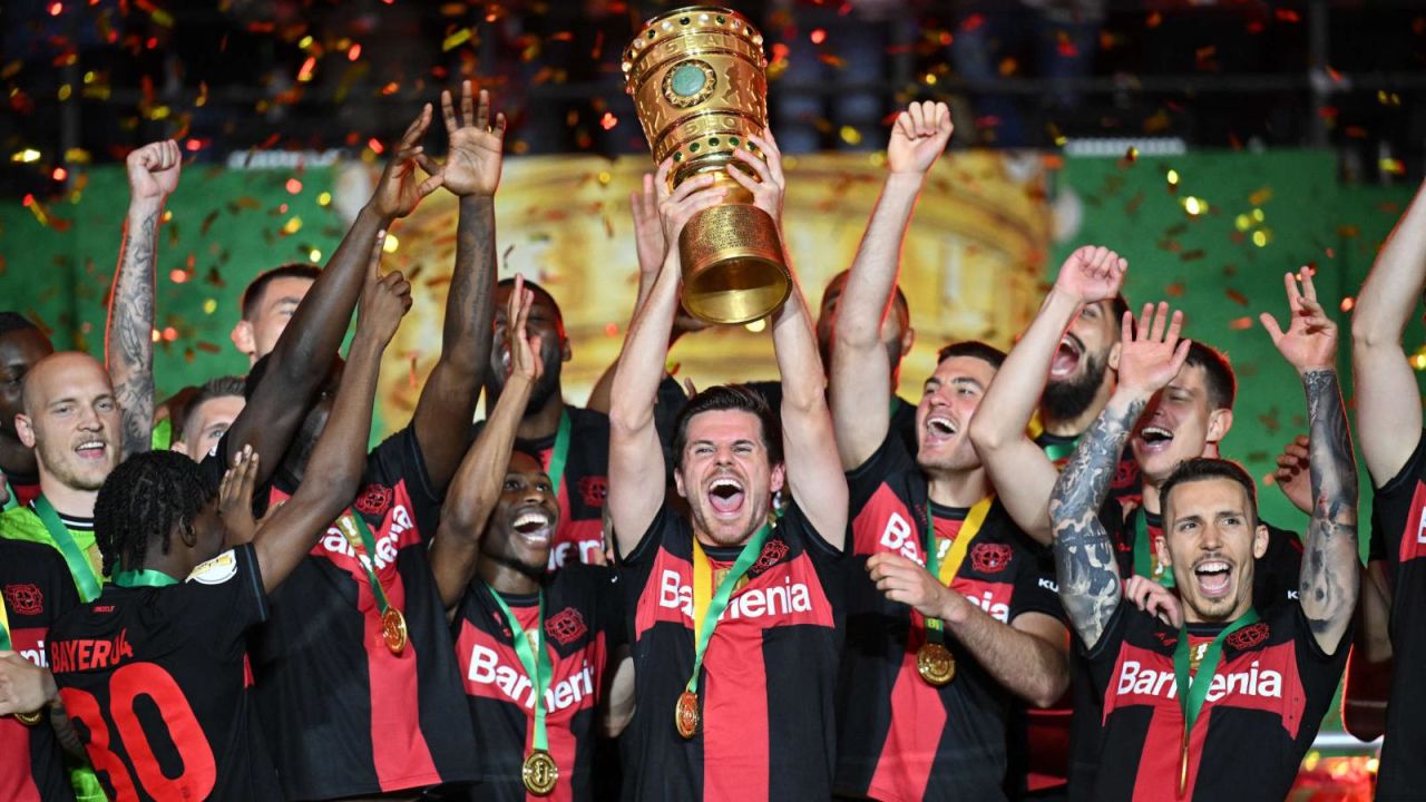 CNNE 1697255 - bayer leverkusen festejo su doblete de liga y copa con su aficion