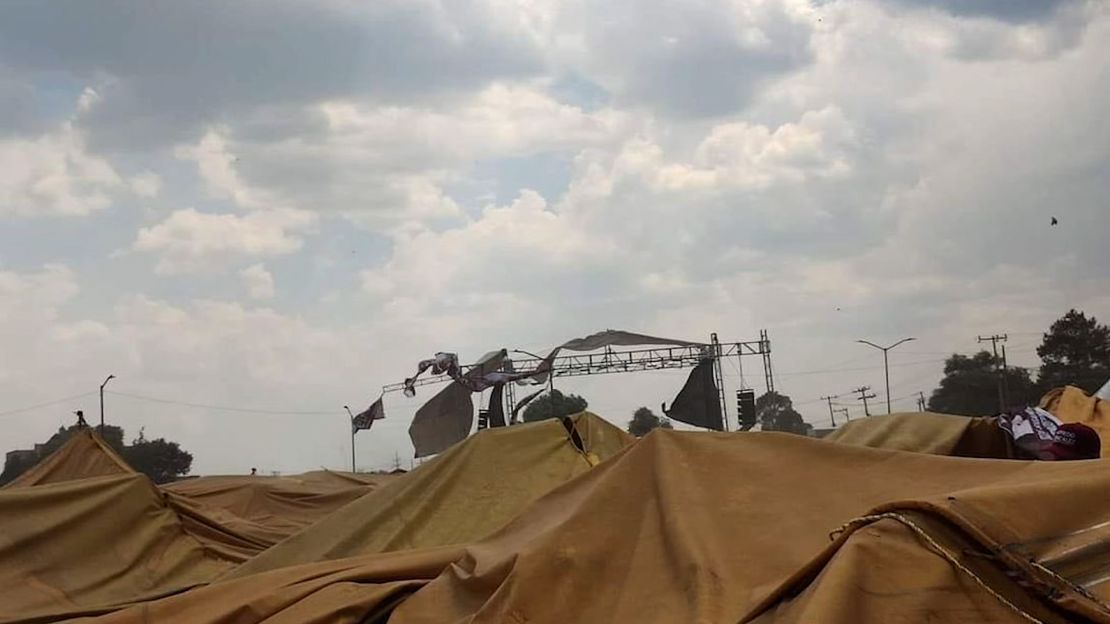 Varias personas resultaron lesionadas este domingo luego de que una lona cayera sobre el público que asistía al cierre de campaña de Alfredo González, candidato a alcalde por Morena. (Foto: Protección Civil Edomex).