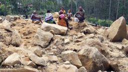 La gente se reúne en el lugar de un deslizamiento de tierra en la provincia de Enga, Papúa Nueva Guinea.
