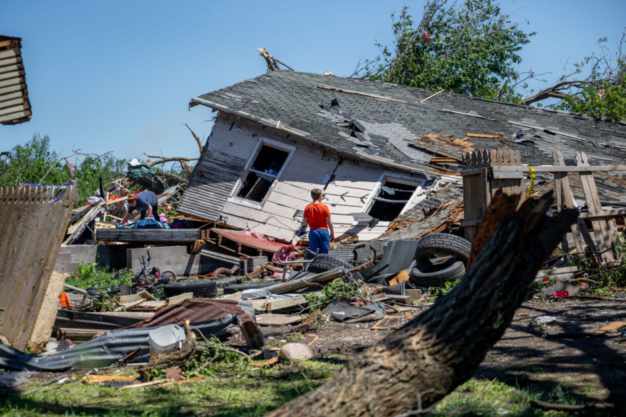 CNNE 1697404 - oklahoma town of barnsdall hit by deadly tornado