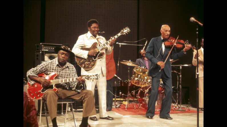 De izquierda a derecha: John Lee Hooker, B.B. King y Papa John Creach en el programa de televisión “The Midnight Special” en 1974.