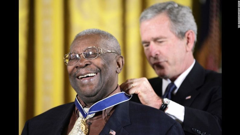 King sonríe mientras el presidente George W. Bush lo condecora con la Medalla de la Libertad durante una ceremonia en la Casa Blanca en 2006.