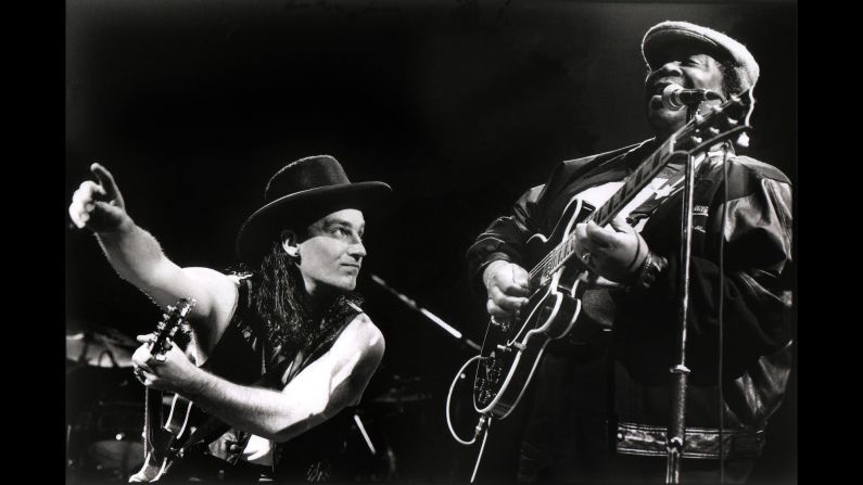 King y Bono, el vocalista de la banda U2 en una presentación en Rotterdam, Países Bajos en 1990, donde King grabó la canción “When Loves Come to Town” con la banda.