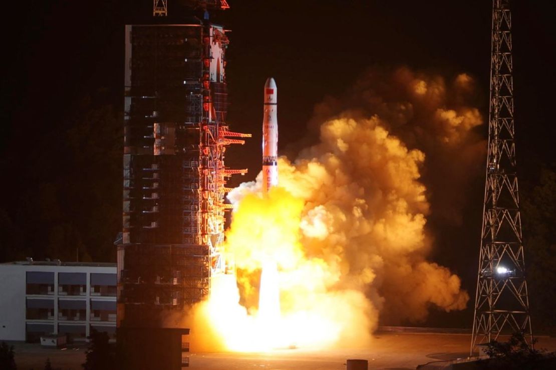 Un cohete que transporta el satélite de retransmisión de comunicaciones Queqiao despega del Centro de Lanzamiento de Satélites Xichang de China en 2018. La prueba de misiles antisatélite de China en 2007 se lanzó desde el mismo centro. Crédito: AFP/Getty Images