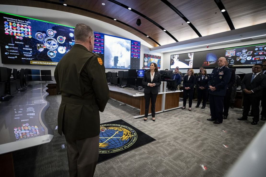 La vicepresidenta Kamala Harris recibe información sobre el trabajo de la Fuerza Espacial y el Mando Espacial de EE.UU. en la Base Espacial Vandenberg de California. Crédito: Etienne Laurent/EPA/Bloomberg/Getty Images