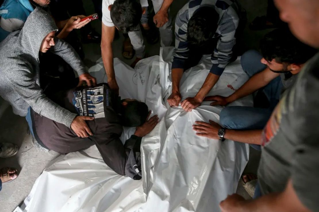 Palestinos lloran ante los cadáveres de sus familiares muertos el lunes en un ataque aéreo israelí en Rafah, en Gaza. Crédito: Jehad Alshrafi/AP