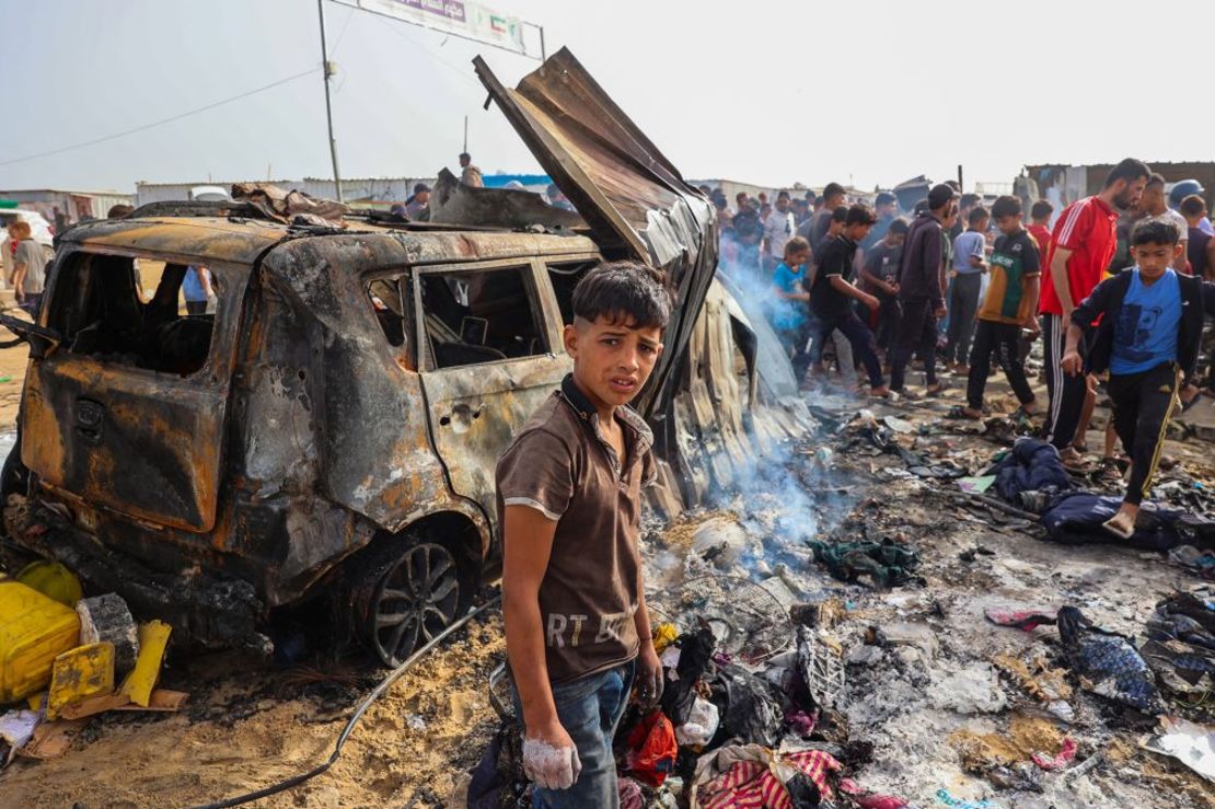 Palestinos se reúnen en el lugar de un ataque israelí contra un campo de desplazados internos en Rafah, Gaza, el lunes. Crédito: Eyad Baba/AFP/Getty Images