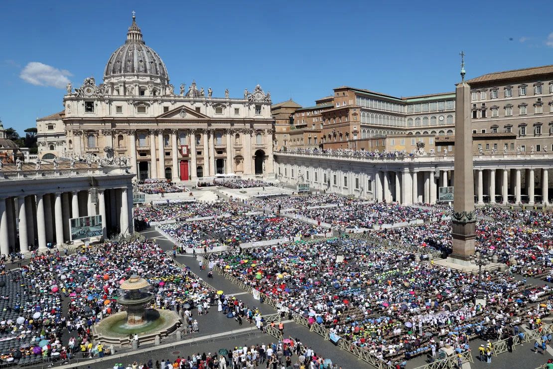 Una vista de San Pedro durante una misa celebrada por el Papa Francisco en el primer Día Mundial del Niño el 26 de mayo de 2024 en la Ciudad del Vaticano, Vaticano.