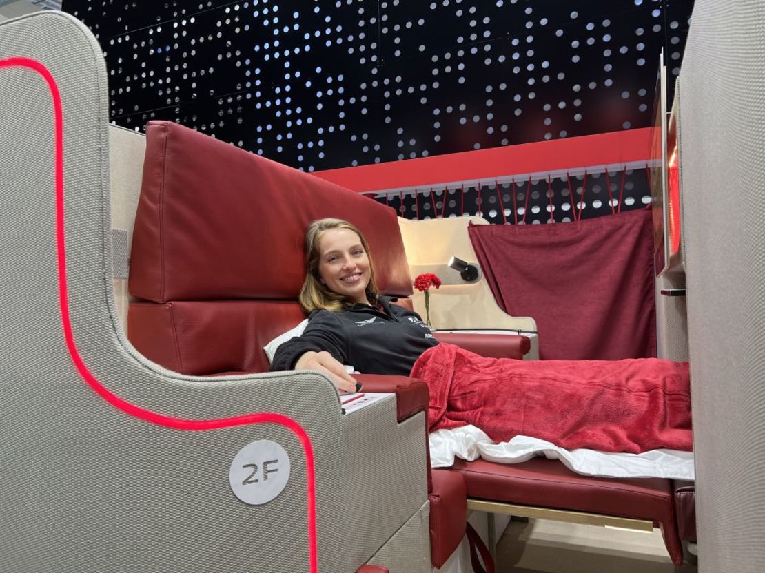 Clara Service Soto, que trabaja en la Chaise Longue como directora de operaciones del proyecto, muestra el nivel superior del asiento de la cabina . Crédito: sca Street/CNN