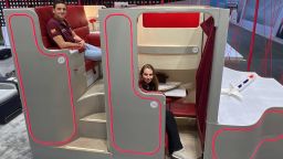 Vuelve el asiento Chaise Longue, diseñado por Alejandro Núñez Vicente, a la izquierda. Núñez Vicente presenta ahora un concepto de cabina . Crédito: sca Street/CNN