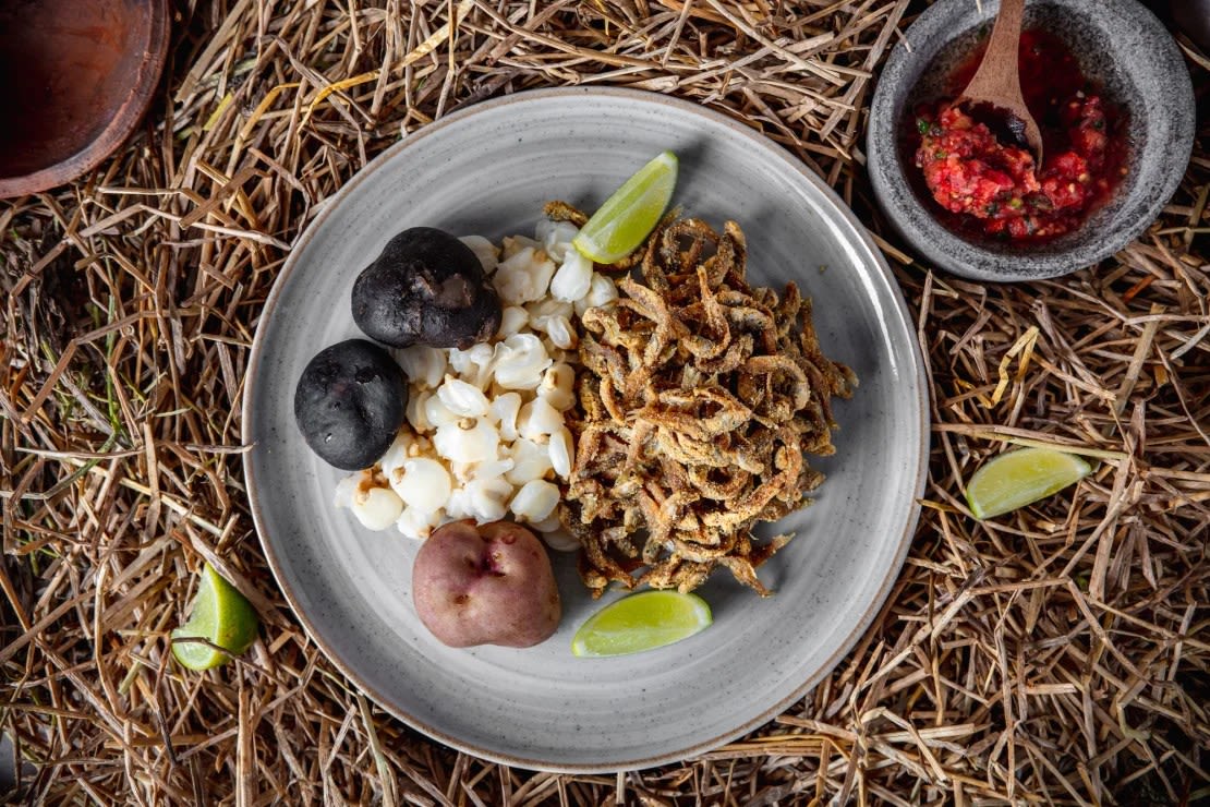 El ispi (pequeño pescado frito del lago Titicaca) se sirve junto con granos de maíz llamado mote, con chuño (papa liofilizada) y llajua (salsa boliviana) en el restaurante Phayawi en La Paz.