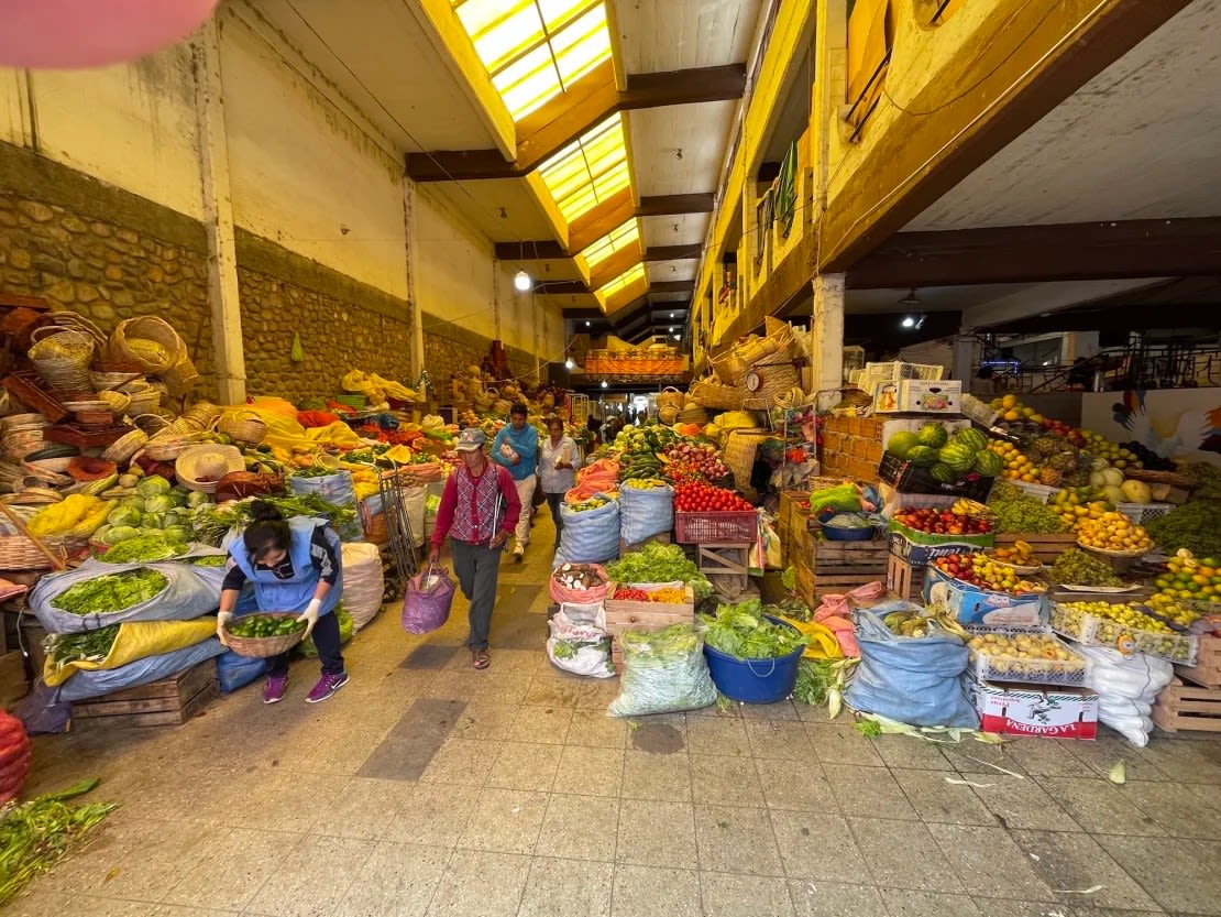 Los ingredientes están listos para su preparación en el Mercado Central de Sucre, Bolivia.