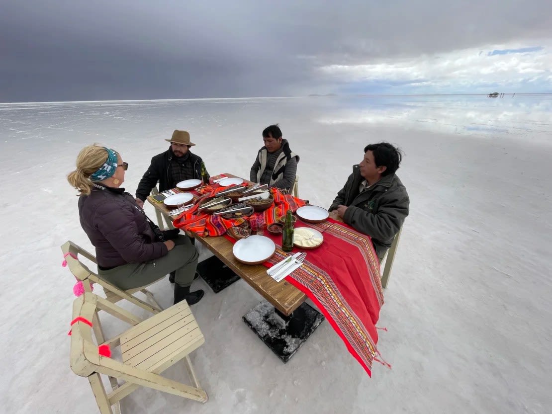 Almuerzo en el Salar de Uyuni atendido por el restaurante Tika.