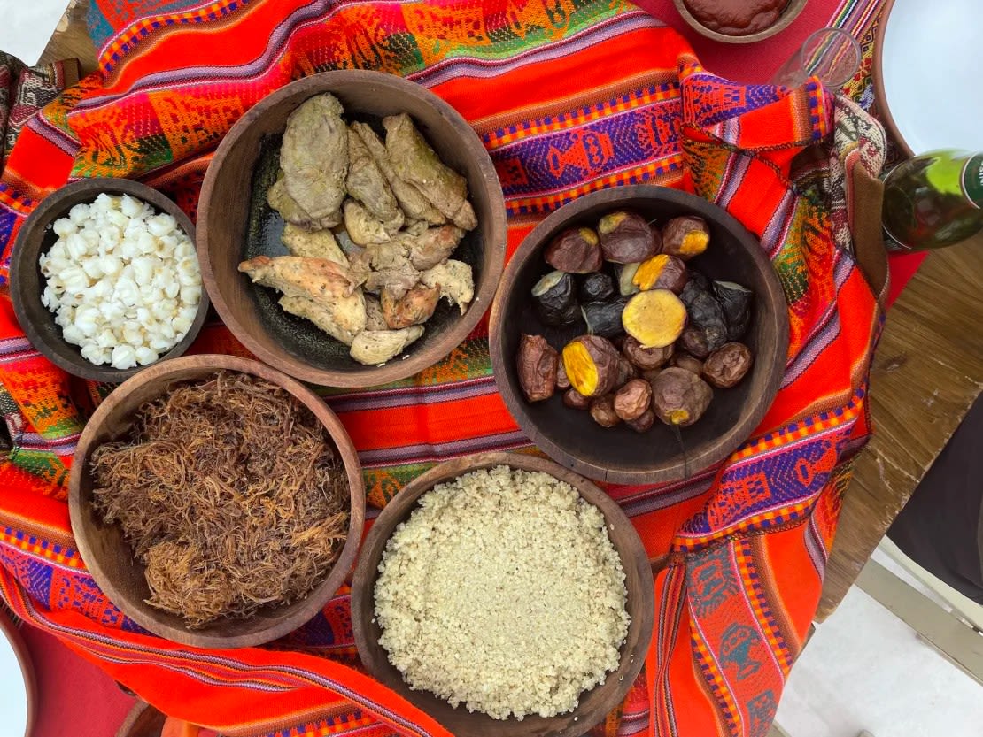 El almuerzo de Tika incluye estribo como papa y quinua.