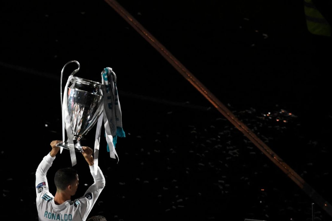 Cristiano Ronald levanta el trofeo de la Champions en una ceremonia de celebración en el Estadio Santiago Bernabéu tras la obtención del título en la temporada 2017/2018.