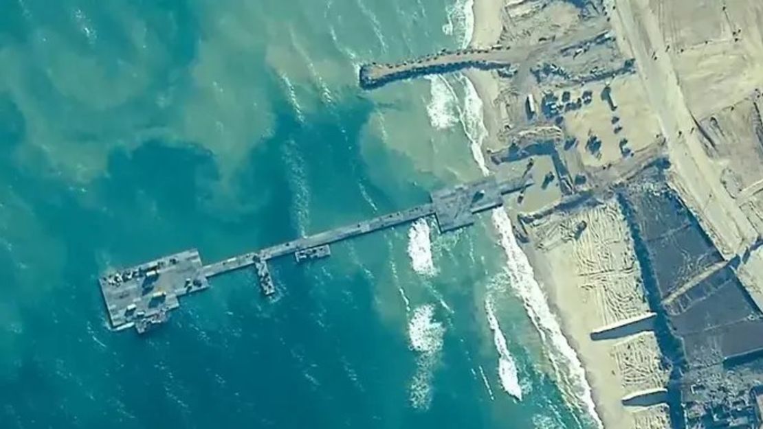 Esta imagen muestra un muelle temporal, parte de la capacidad de Logística Conjunta en la Costa, que permitirá la entrega marítima de ayuda humanitaria internacional a las Naciones Unidas en Gaza para su distribución al pueblo palestino necesitado. Comando Central de EE. UU./Getty