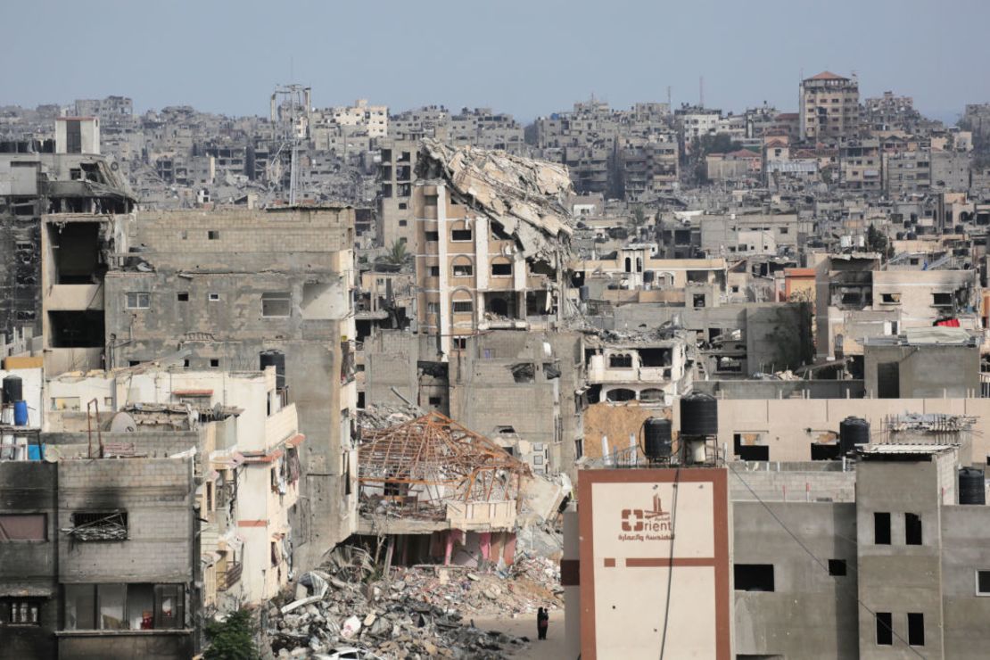 Una imagen muestra una vista de los barrios destruidos debido al bombardeo israelí en el este de Khan Younis el 28 de mayo de 2024. Crédito: BASHAR TALEB/AFP vía Getty Images