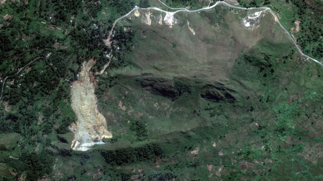 Imágenes satelitales cómo quedó el terreno después el deslizamiento en la aldea de Yambali, provincia de Enga, Papúa Nueva Guinea. Crédito: Maxar Technologies/Reuters