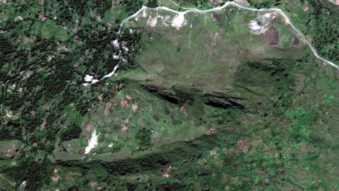 Imágenes satelitales muestran el terreno antes de que ocurra el deslizamiento de tierra en la aldea de Yambali, provincia de Enga, Papúa Nueva Guinea. Crédito: Maxar Technologies/Reuters