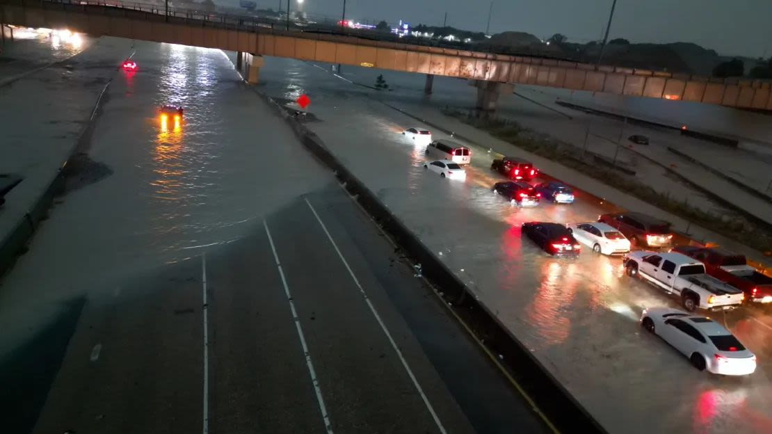 Varios vehículos quedaron varados en las inundaciones en el norte de Dallas este martes.