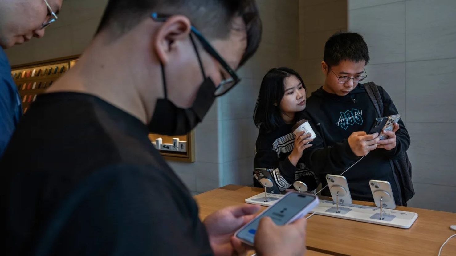 Personas navegando por el iPhone 15 en una tienda insignia de Beijing el 22 de septiembre de 2023