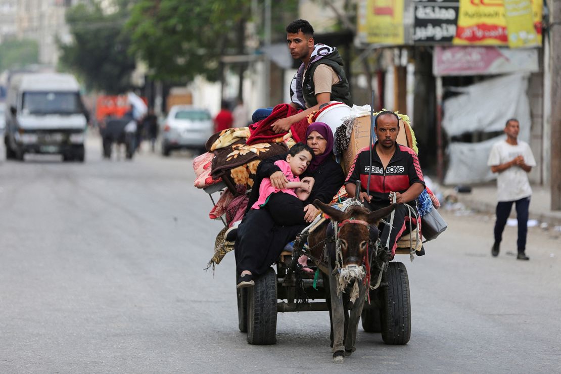 Los palestinos huyen de Rafah debido a una operación militar israelí el 28 de mayo