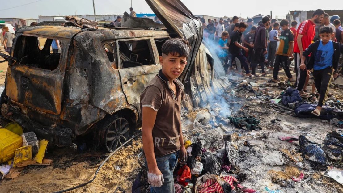 Palestinos se reúnen en el lugar de un ataque israelí contra un campo de desplazados en Rafah, el 27 de mayo de 2024. Crédito: Eyad Baba/AFP/Getty Images