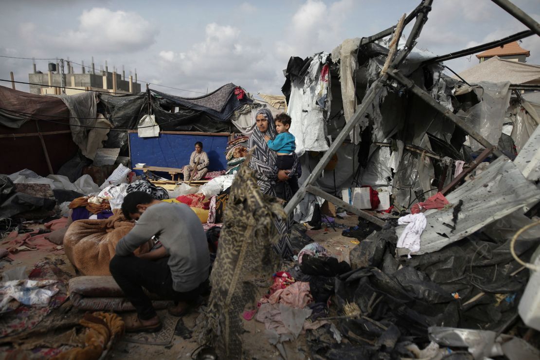 Palestinos desplazados inspeccionan sus tiendas de campaña destruidas por el bombardeo israelí al oeste de Rafah, Gaza, el 28 de mayo.