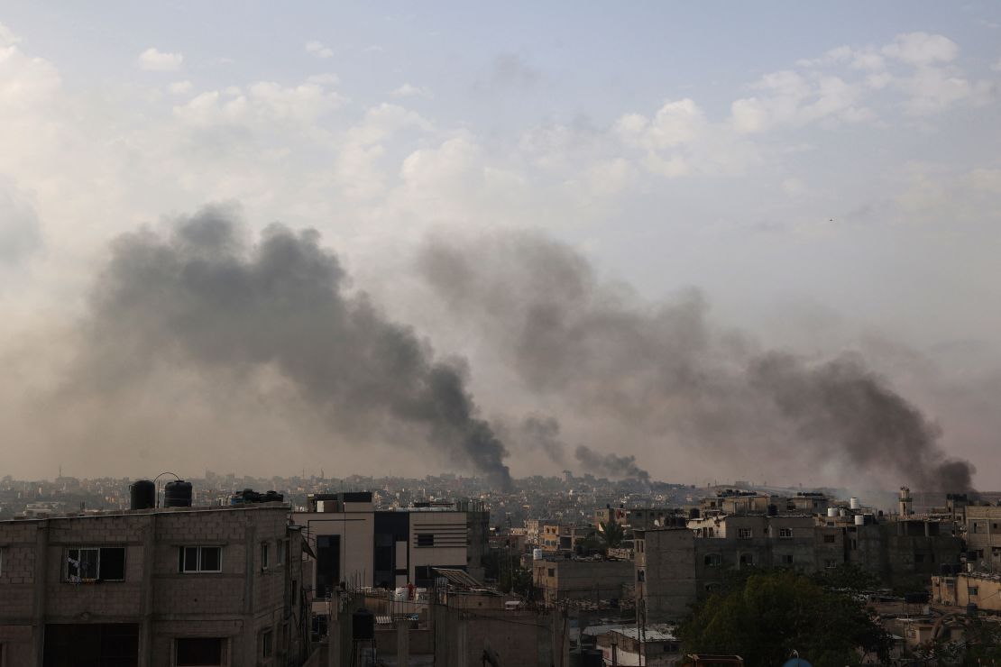 El humo se eleva después de los ataques israelíes en la ciudad de Rafah, en el sur de Gaza, el 28 de mayo.