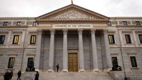 Fachada principal del Congreso de los Diputados, el parlamento de España, en Madrid. (Foto: THOMAS COEX/AFP vía Getty Images).