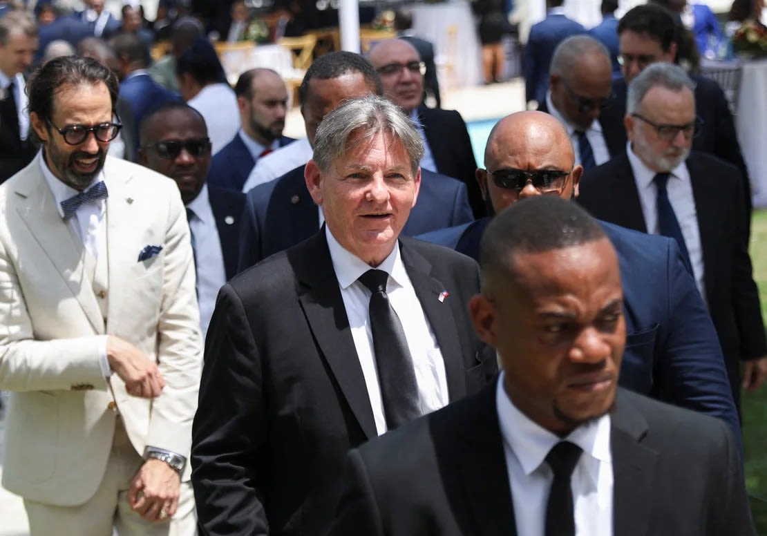 El embajador de Estados Unidos en Haití, Dennis Hankins, camina después de la ceremonia del consejo de transición de Haití, en las afueras de Puerto Príncipe, Haití, el 25 de abril de 2024. (Foto: Ralph Tedy Erol/Reuters).