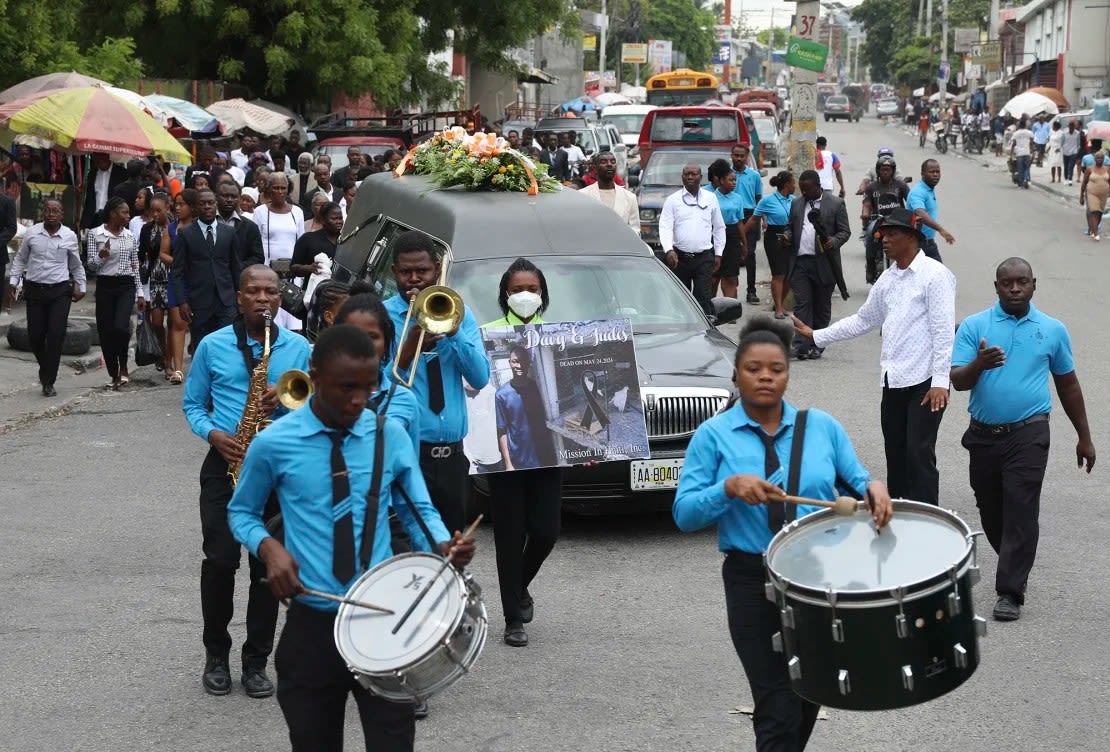 Una procesión fúnebre para el director de la misión Judes Montis, asesinado por pandillas junto con los dos misioneros estadounidenses, se dirige al cementerio después de su ceremonia fúnebre en Puerto Príncipe el martes. (Foto: Odelyn Joseph/AP).