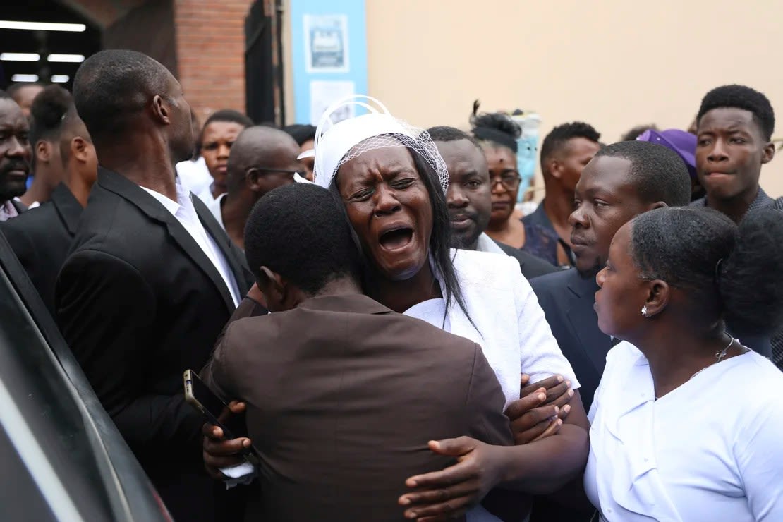 Eunide Majeur Montis, la esposa del asesinado director de la misión Judes Montis, llora después de asistir a su funeral el 28 de mayo. (Foto: Odelyn Joseph/AP).