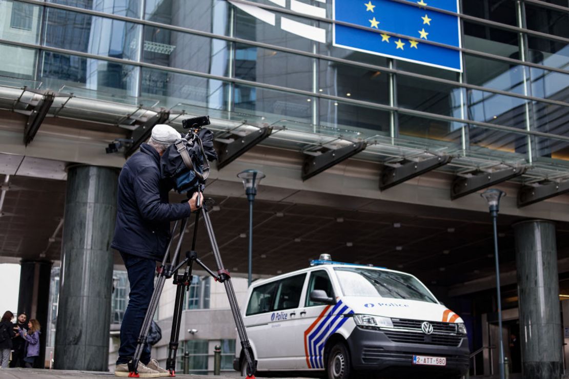 Un camarógrafo frente al edificio del Parlamento Europeo