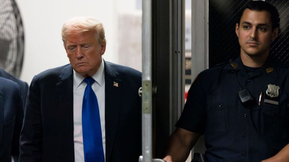 Si Trump fuera enviado a prisión, ¿seguiría teniendo a su Servicio Secreto presidencial protegiéndolo en la cárcel? CNN preguntó al Servicio Secreto si habían previsto la posibilidad de que Trump fuera encarcelado. Como era de esperar, un portavoz me dijo que eso es "algo que no podemos comentar en este momento". Pero hay que tener en cuenta que, según la legislación estadounidense, los expresidentes y sus cónyuges gozan de protección vitalicia del Servicio Secreto, a menos que la rechacen. Con información de Kristina Sgueglia, Laura Dolan, Kara Scannell, Jeremy Herb y Lauren del Valle