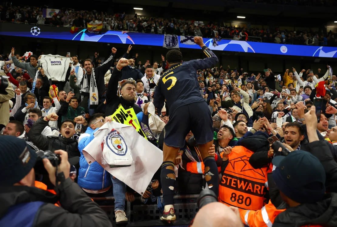 Jude Bellingham celebra con los seguidores del Real Madrid tras ganar los cuartos de final de la Champions League ante el Manchester City. Molly Darlington/Reuters