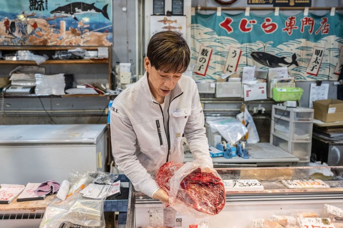 El propietario de una tienda de carne de ballena muestra un bloque de carne de ballena en el mercado de pescado de Karato, en la ciudad de Shimonoseki. Crédito: Yuichi Yamazaki/AFP/Getty Images