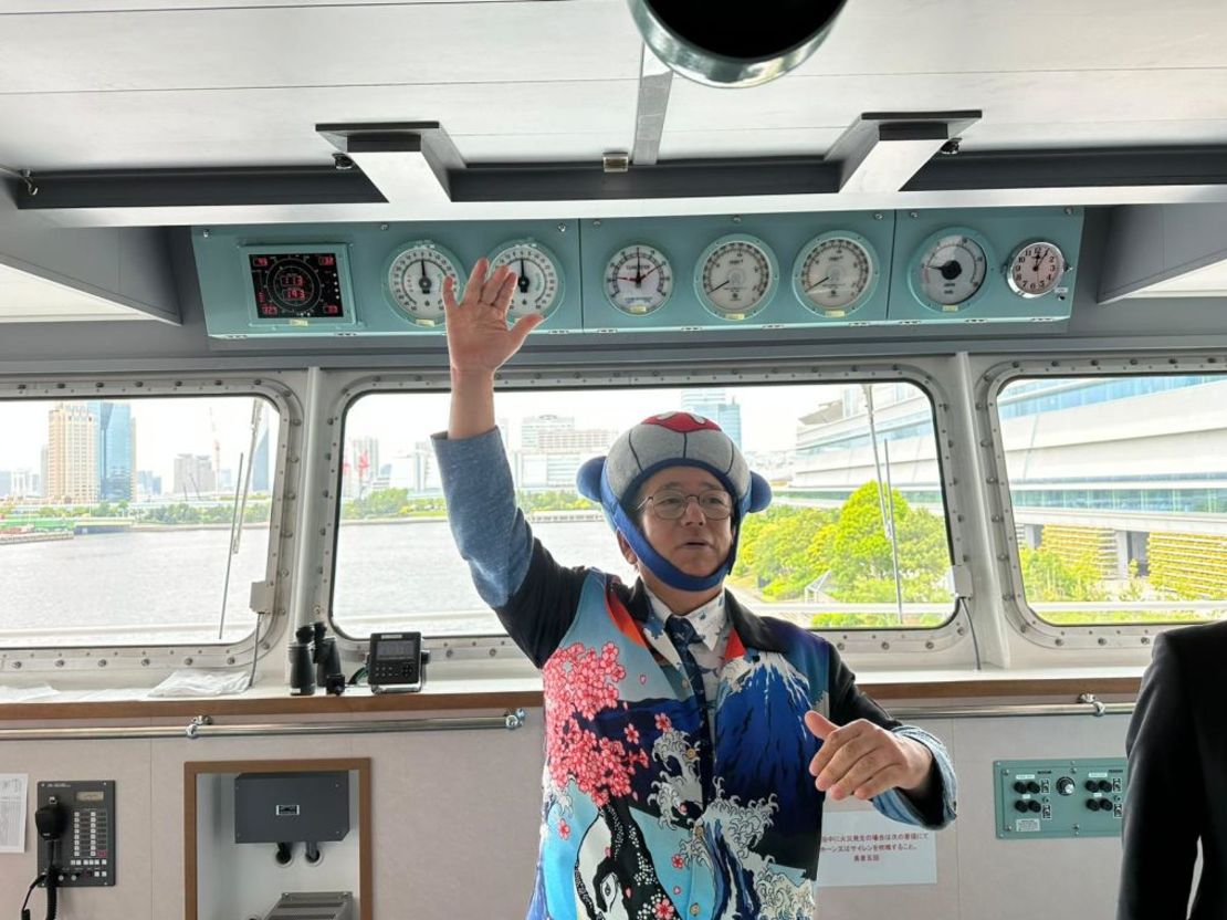 El presidente de Kyodo Senpaku, Hideko Tokoro, con un gorro de ballena de juguete, habla con los medios de comunicación a bordo del buque Kangei Maru en el puerto de Tokio el 23 de mayo de 2024. Crédito: Hanako Montgomery/CNN