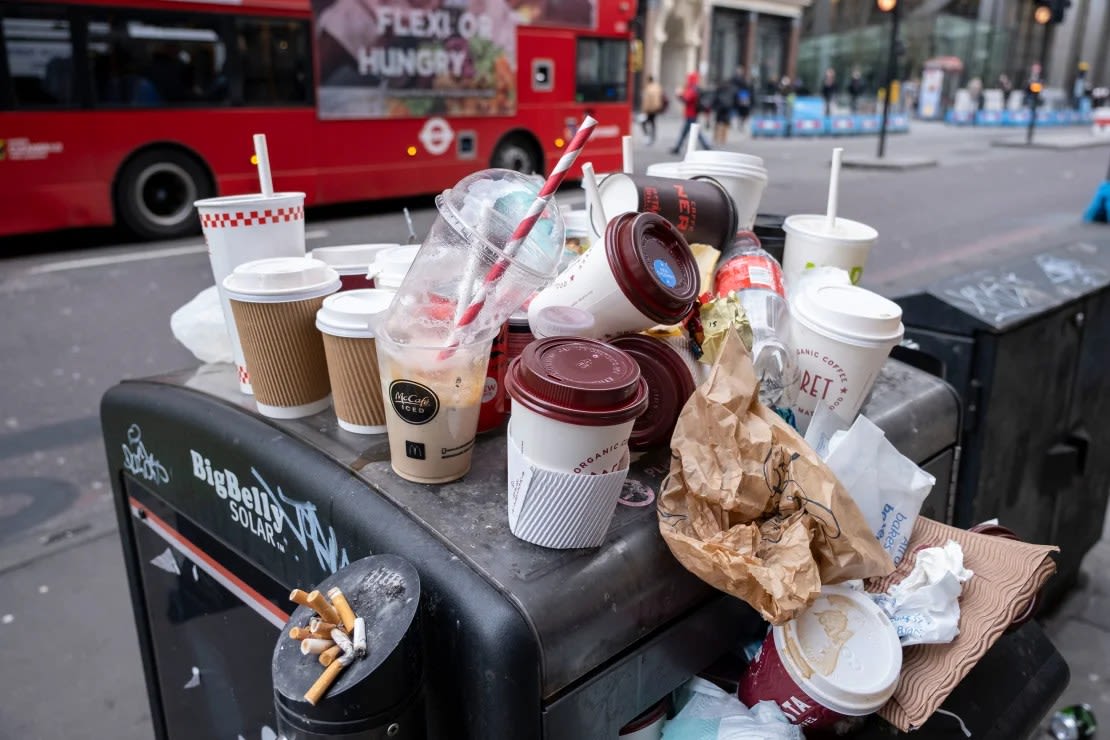 Residuos de tazas de café en Londres, Reino Unido, el 3 de marzo de 2022.